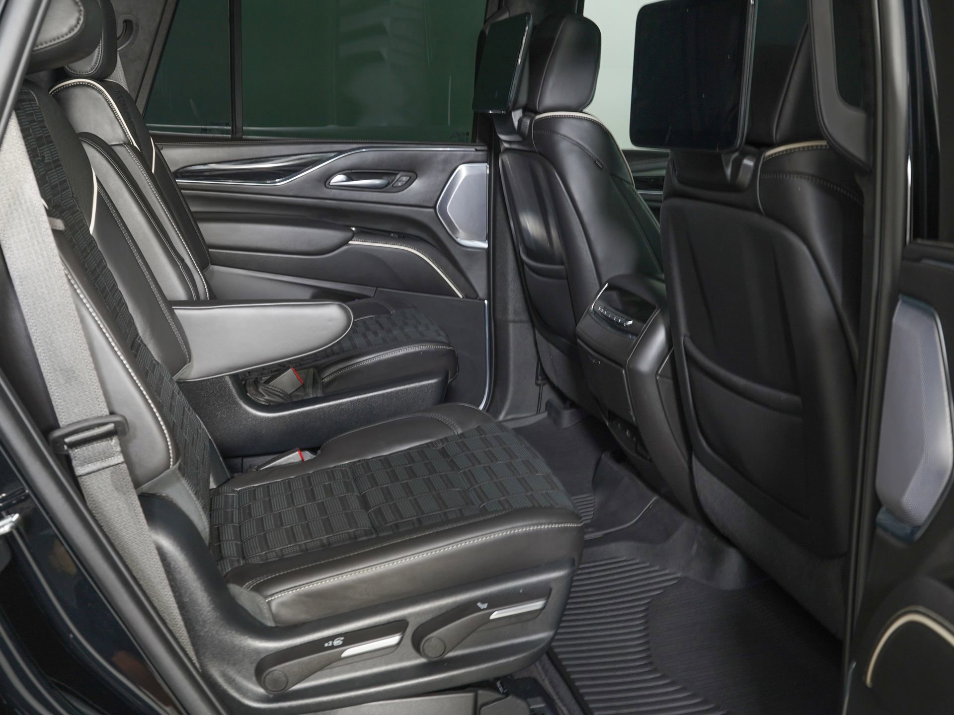 Used 2023 Cadillac Escalade V w/ LPO, ONYX Package AWD/4WD image 9