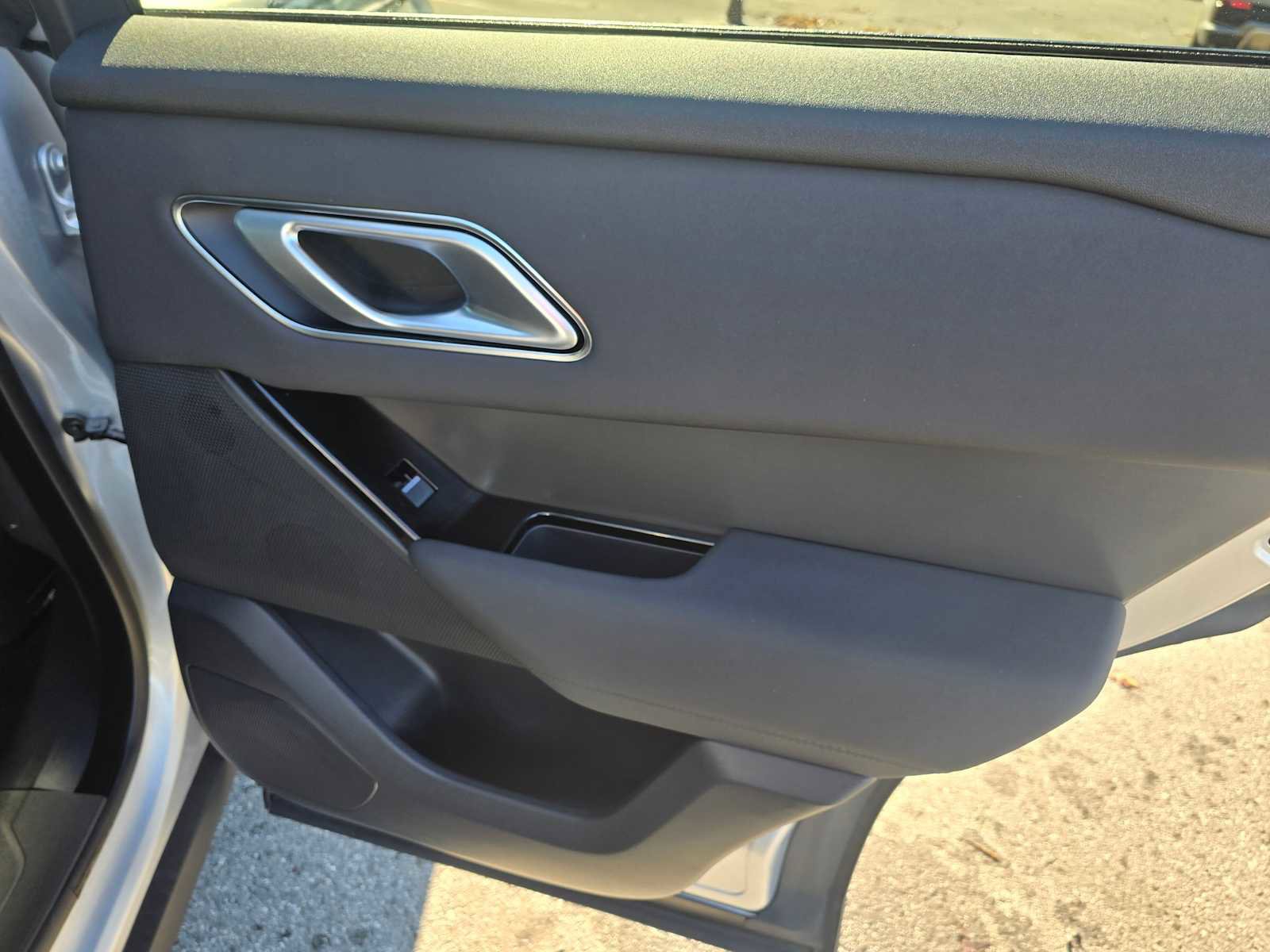 Used 2025 Land Rover Range Rover Velar Dynamic SE image 13