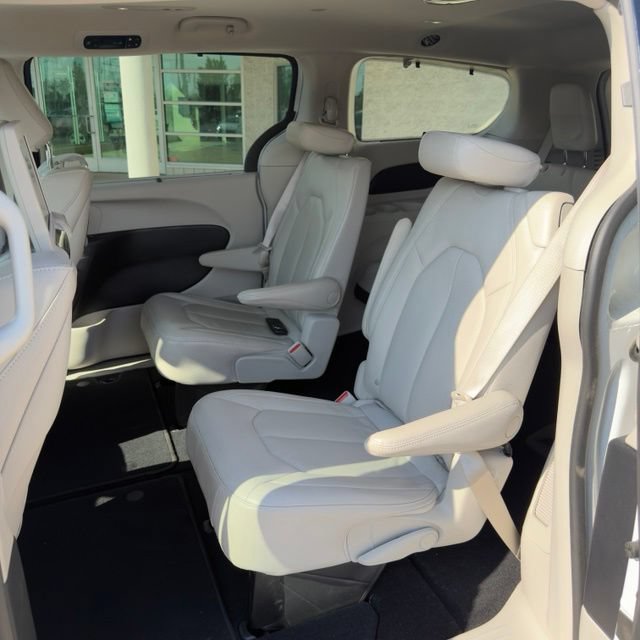 Used 2021 Chrysler Pacifica Touring-L w/ Uconnect Theater Family Group FWD image 11