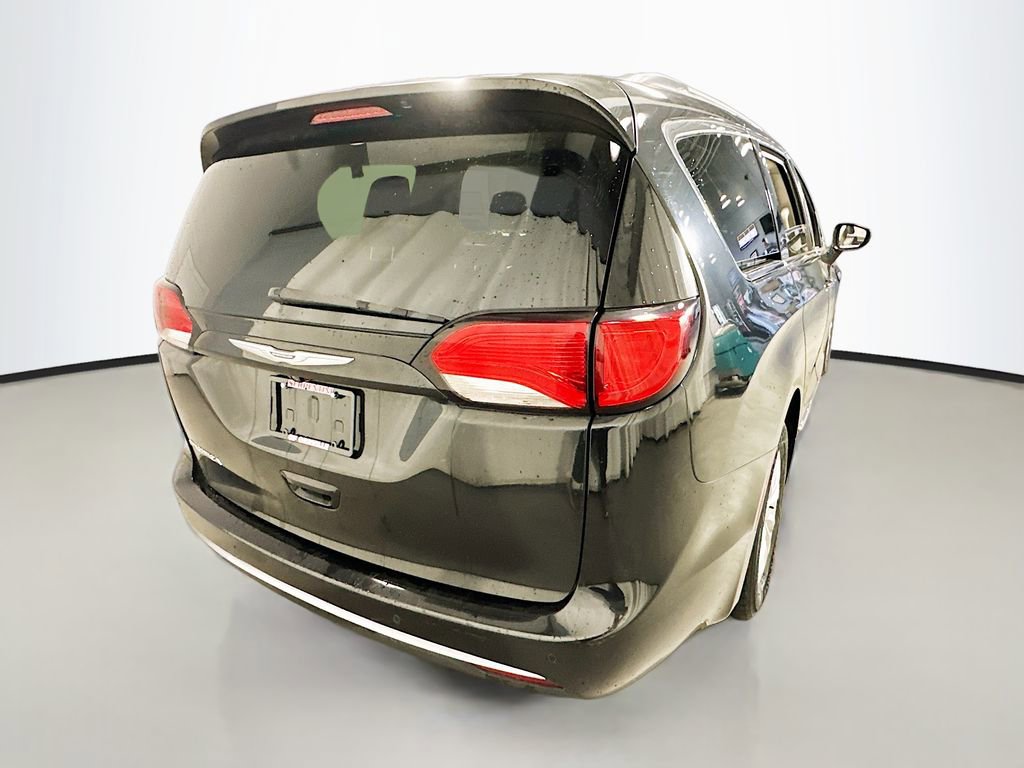 Used 2017 Chrysler Pacifica Touring-L image 8