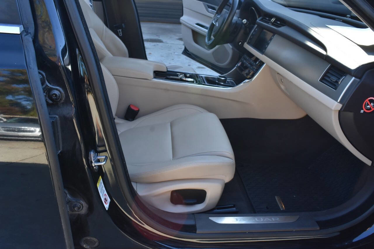 Used 2017 Jaguar XF Premium image 43