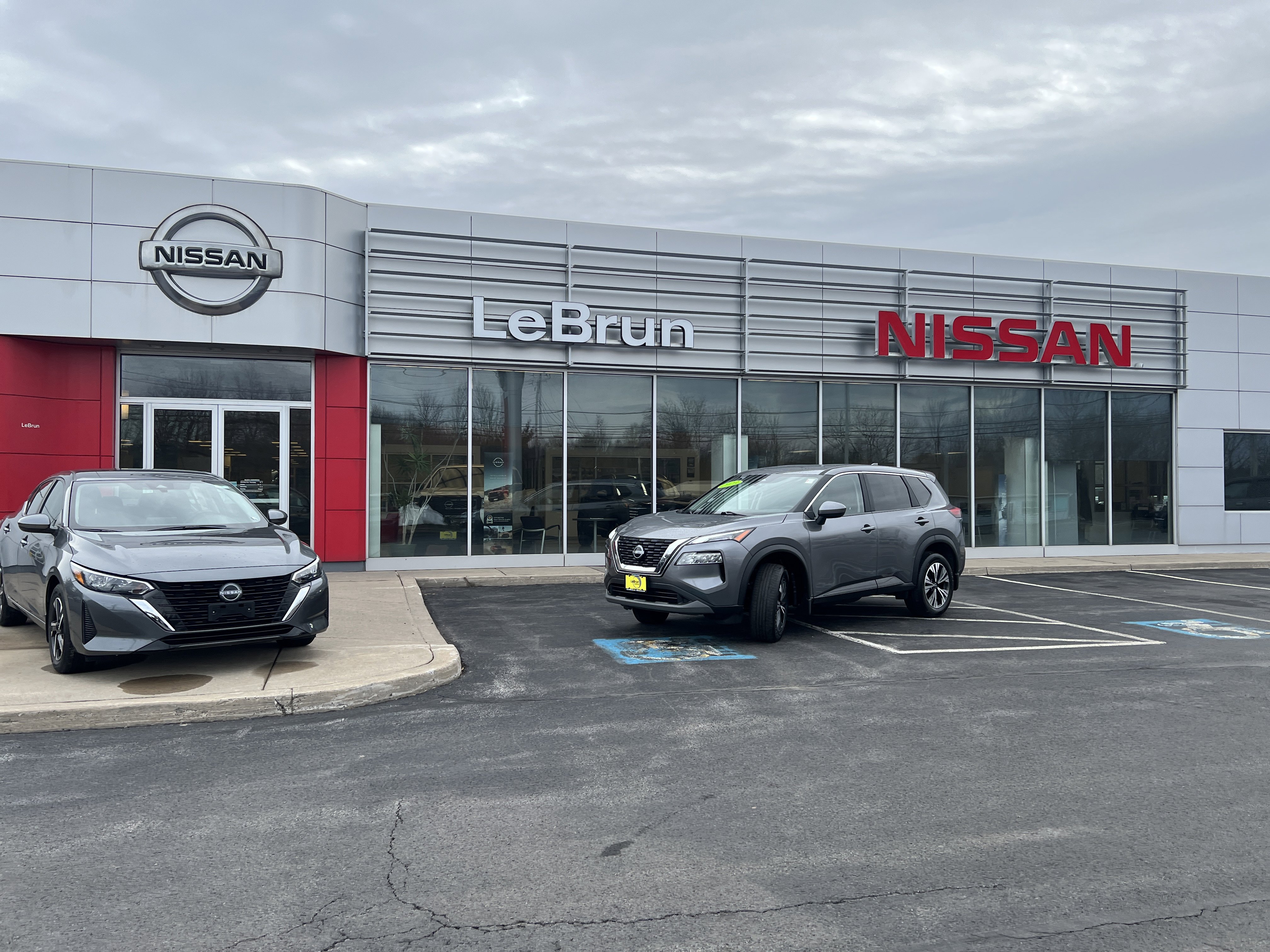 Used 2023 Nissan Rogue SV image 1