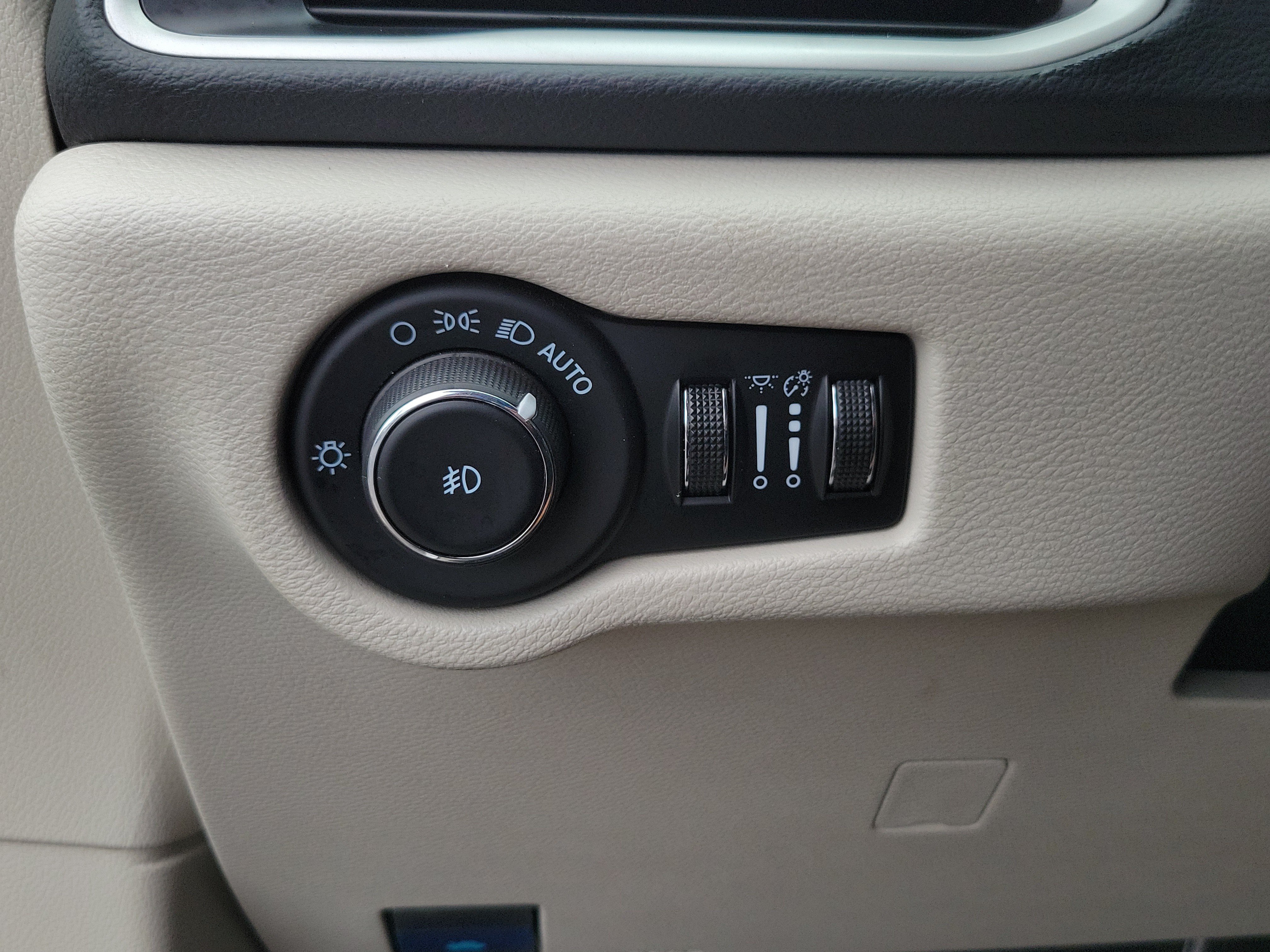 Used 2023 Chrysler Pacifica Touring-L FWD image 18
