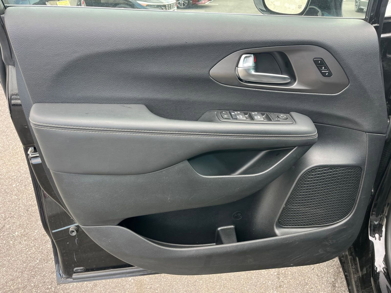 Used 2025 Chrysler Pacifica Select image 18