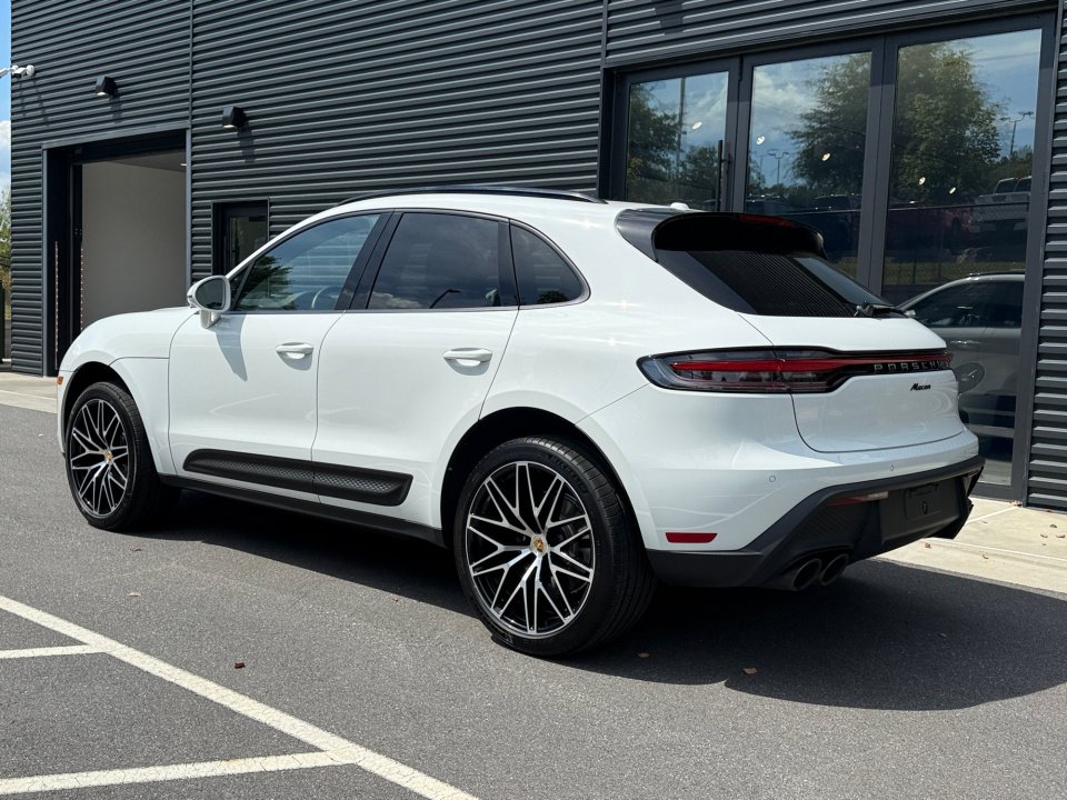 Certified 2026 Porsche Macan AWD/4WD image 3