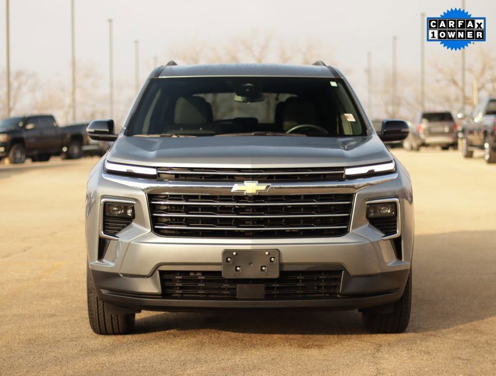 Used 2025 Chevrolet Traverse LT image 2