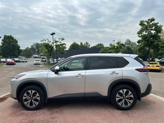 Used 2022 Nissan Rogue SV image 2
