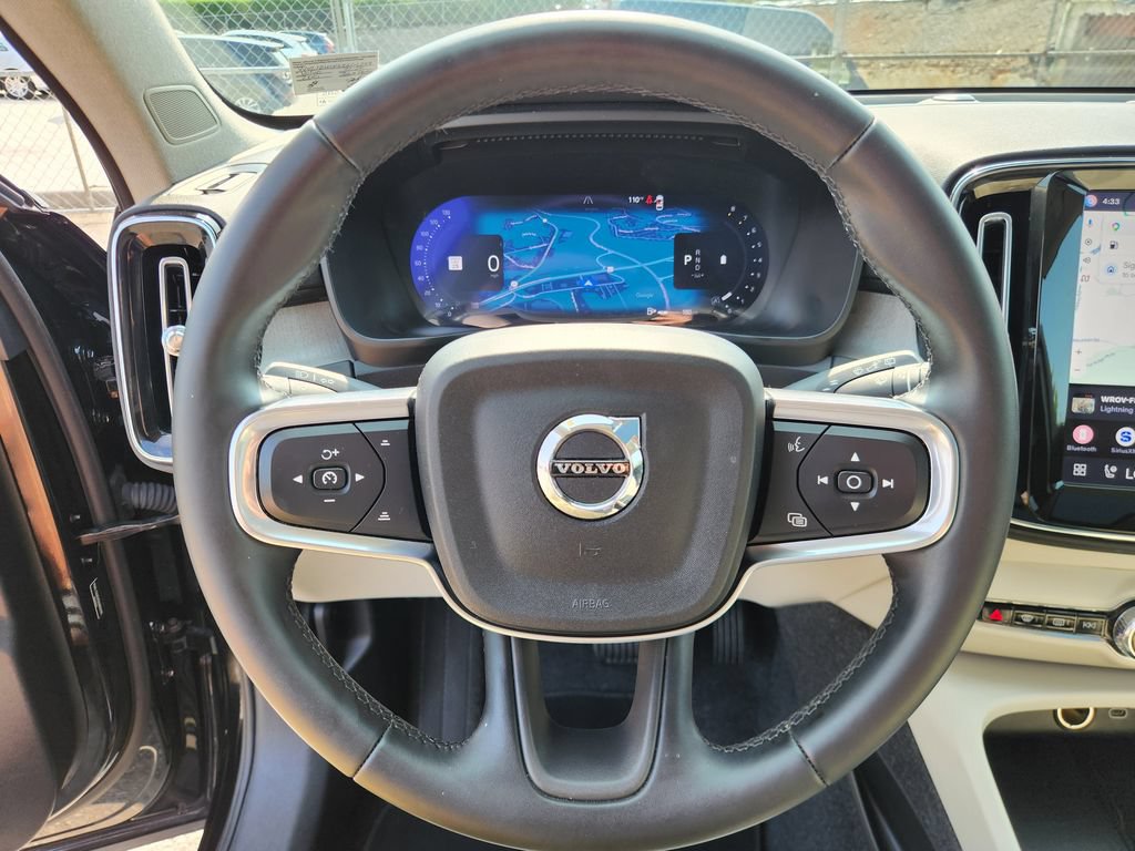 Certified 2025 Volvo XC40 B5 Plus AWD/4WD image 19
