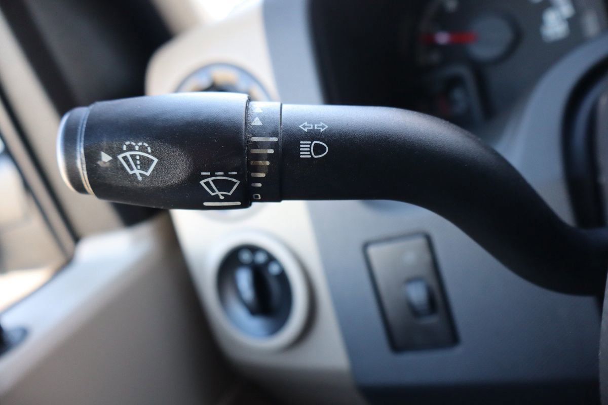 Used 2009 Ford E-350 and Econoline 350 Super Duty Wagon image 33