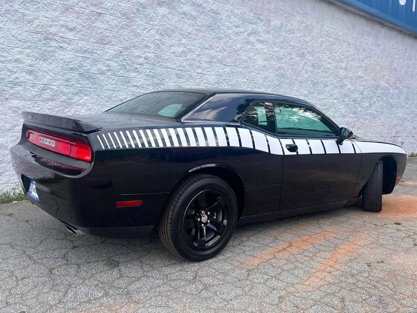 Used 2014 Dodge Challenger SXT RWD image 3