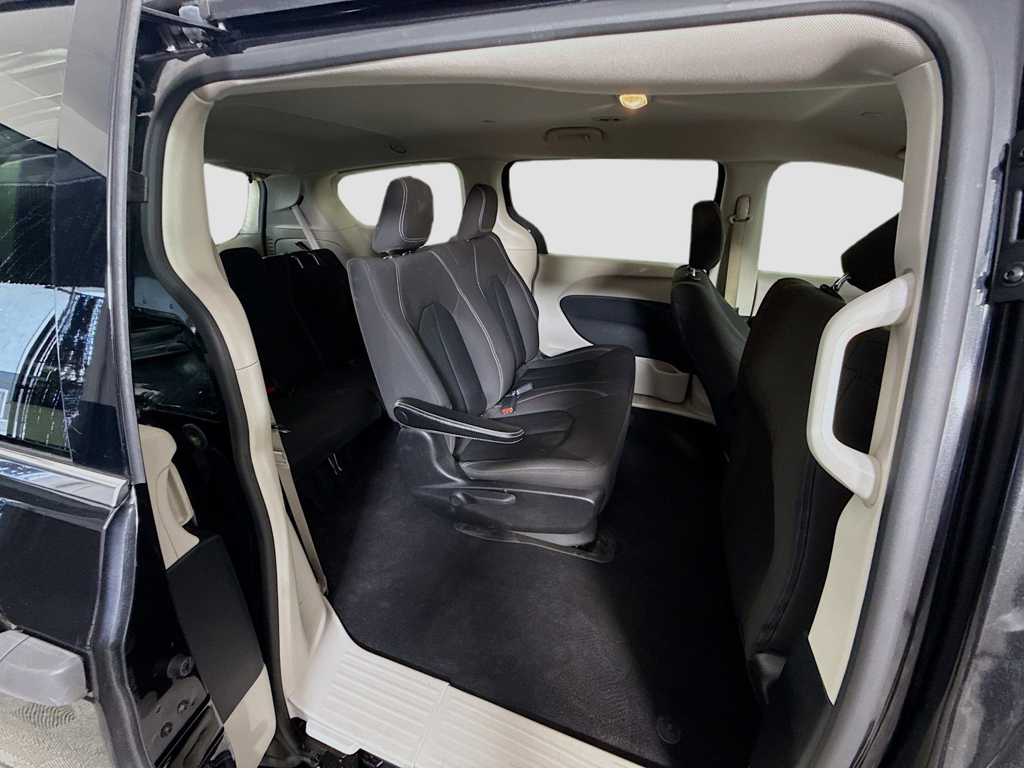 Used 2021 Chrysler Voyager L FWD image 26