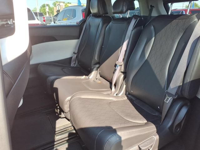 Used 2024 Kia Carnival EX FWD image 12