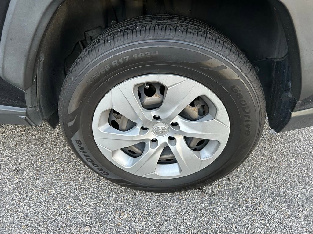 Used 2020 Toyota RAV4 LE image 9