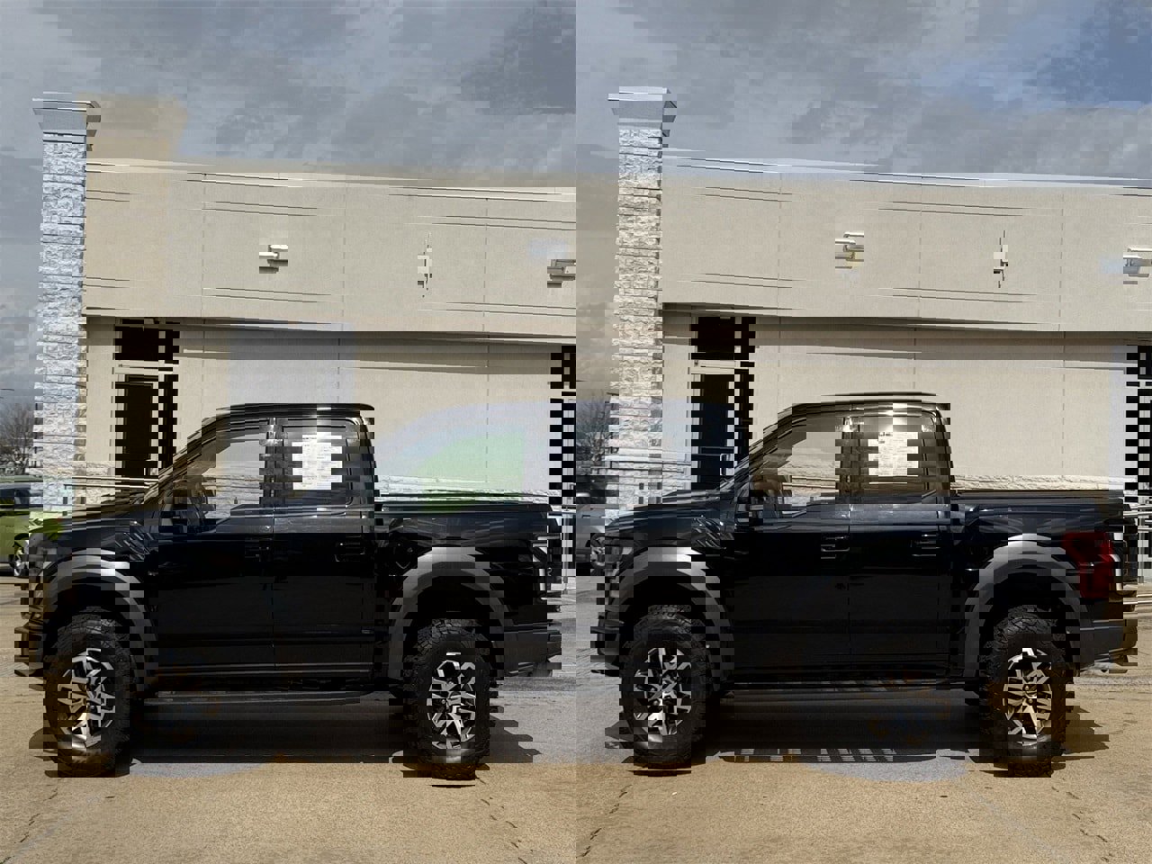 Used 2017 Ford F150 Raptor w/ Equipment Group 802A Luxury image 3