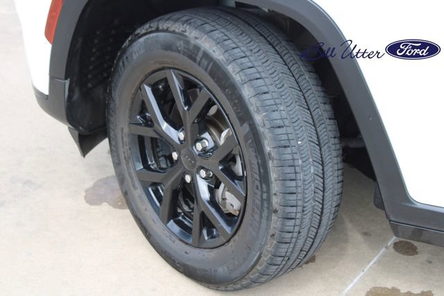 Used 2024 Jeep Grand Cherokee L Laredo AWD/4WD image 9