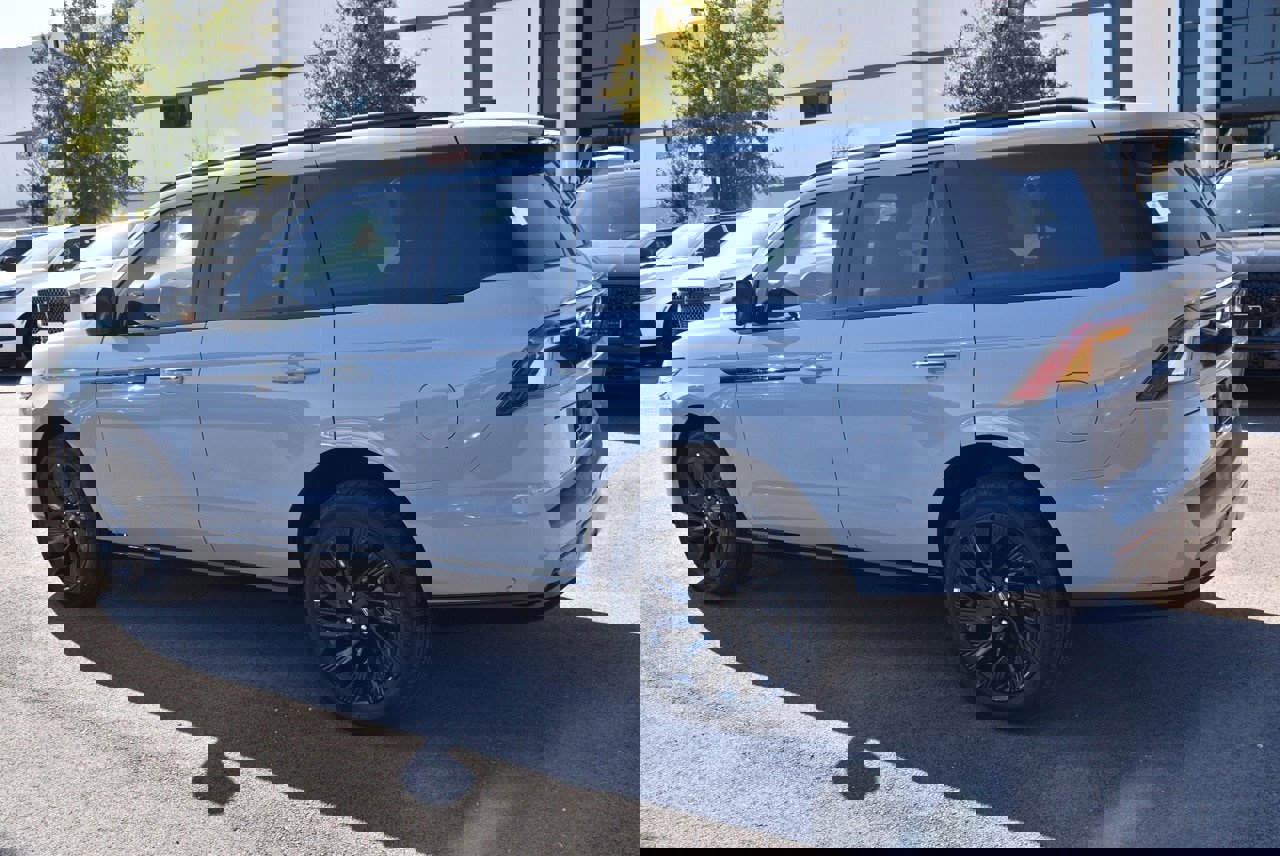 New 2025 Lincoln Navigator Reserve w/ Jet Appearance Package image 17