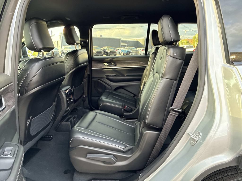 Used 2024 Jeep Grand Cherokee L Limited w/ Black Appearance Package AWD/4WD image 16
