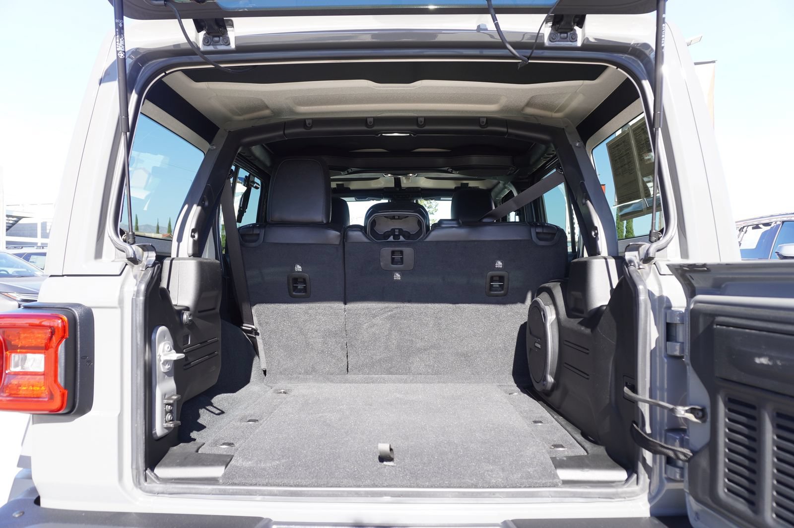 Used 2022 Jeep Wrangler Unlimited Rubicon w/ Xtreme Recon 35" Tire Package AWD/4WD image 8