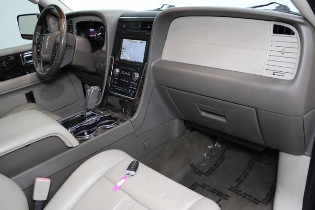 Used 2015 Lincoln Navigator 2WD image 26