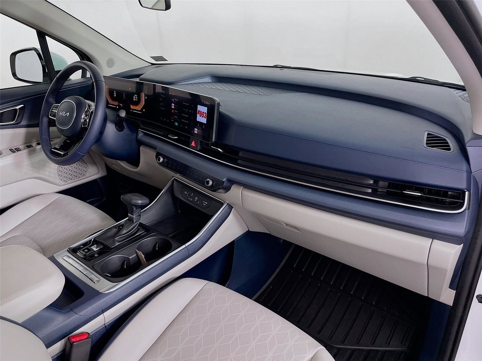 Used 2025 Kia Carnival EX image 33