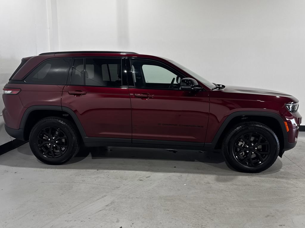 Used 2025 Jeep Grand Cherokee Altitude AWD/4WD image 21