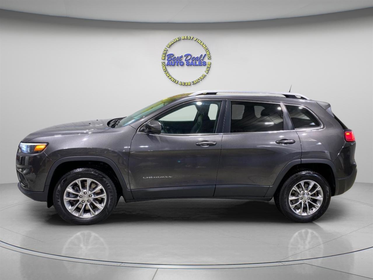 Used 2019 Jeep Cherokee Latitude Plus w/ Cold Weather Group AWD/4WD image 2