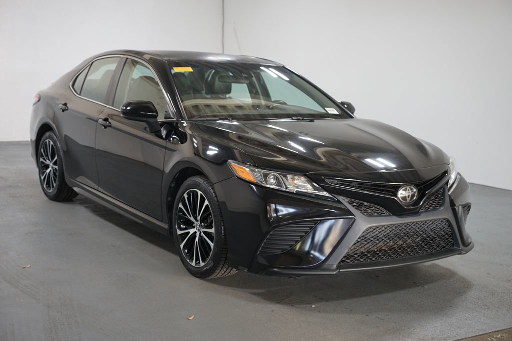 Used 2018 Toyota Camry SE image 3