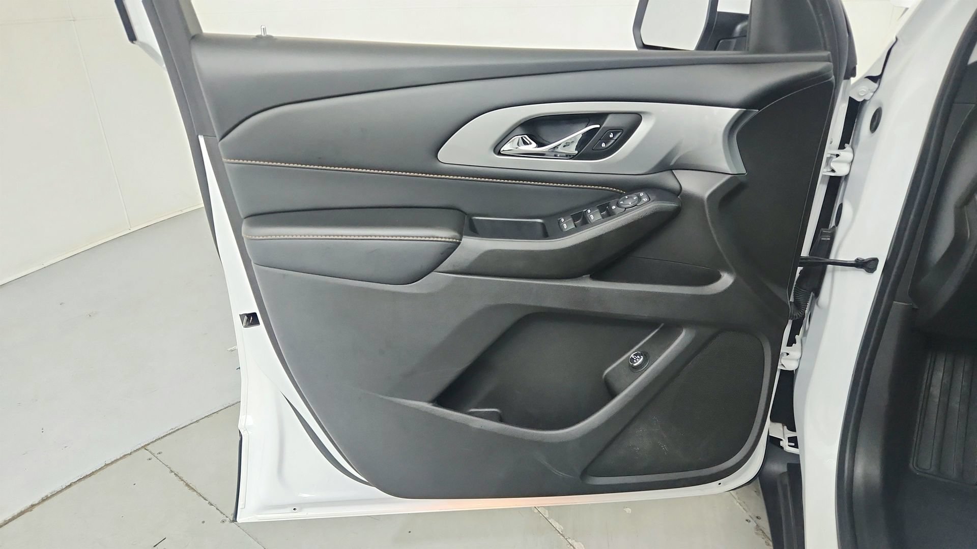 Used 2021 Chevrolet Traverse LT FWD image 16