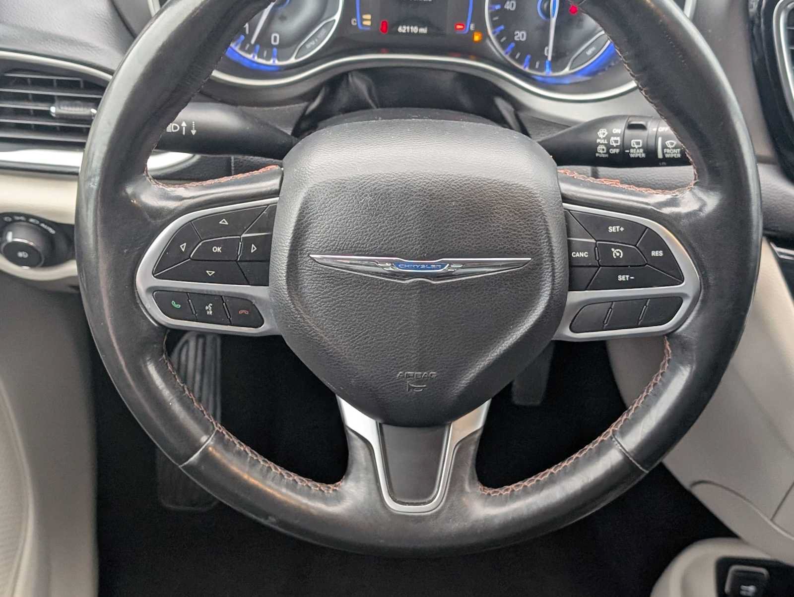 Used 2020 Chrysler Pacifica Touring-L w/ Tire & Wheel Group FWD image 14