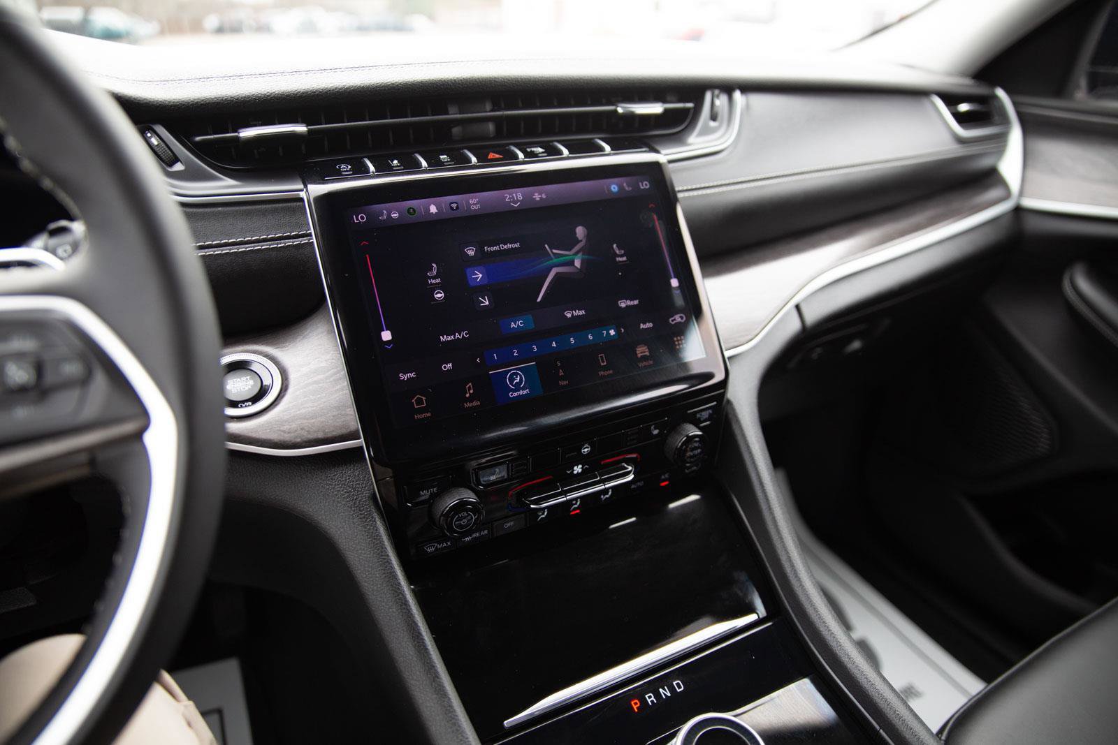 Used 2024 Jeep Grand Cherokee Limited w/ Black Appearance Package image 14