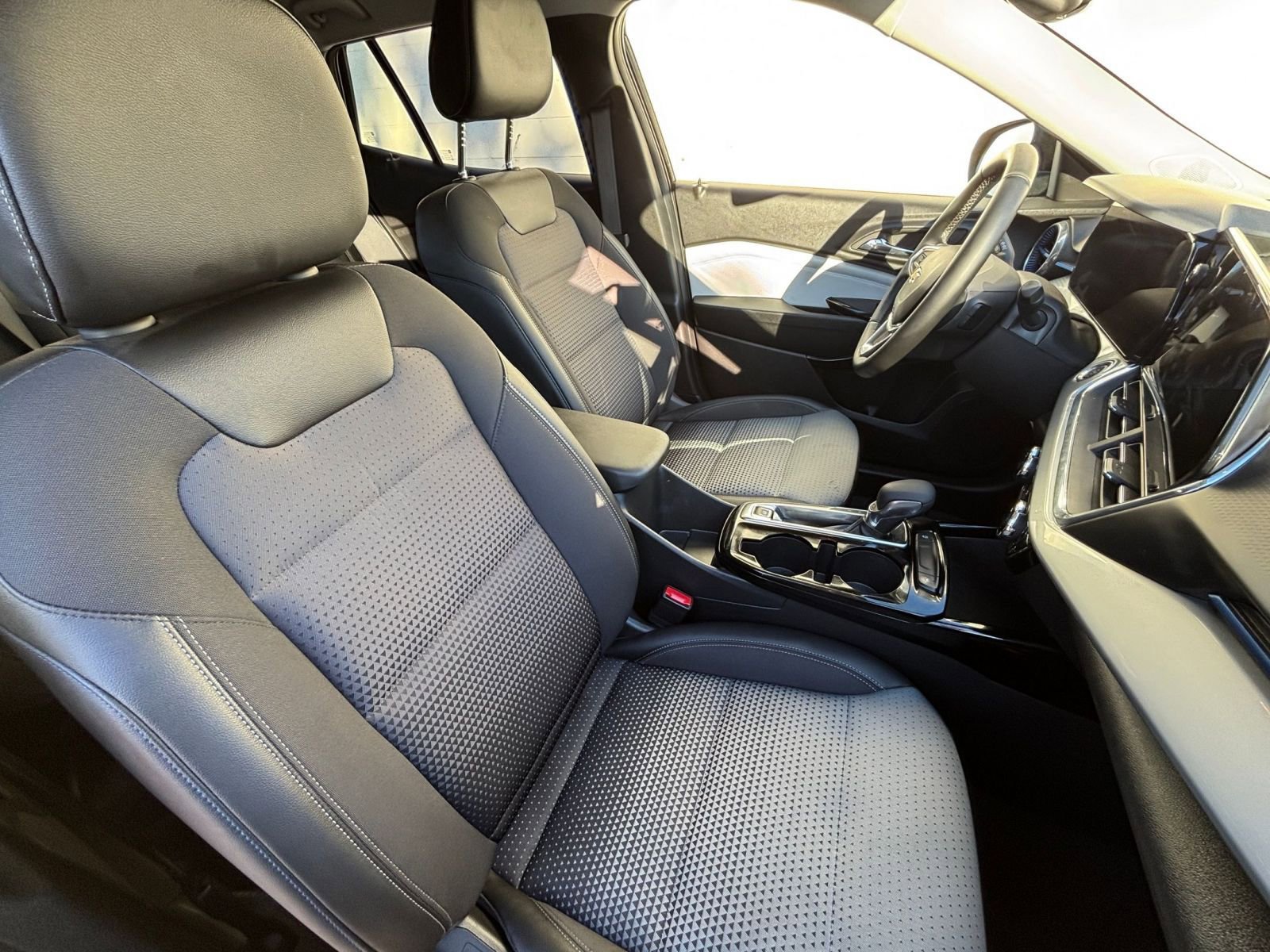 Used 2025 Chevrolet Trax LT w/ LT Convenience Package image 36