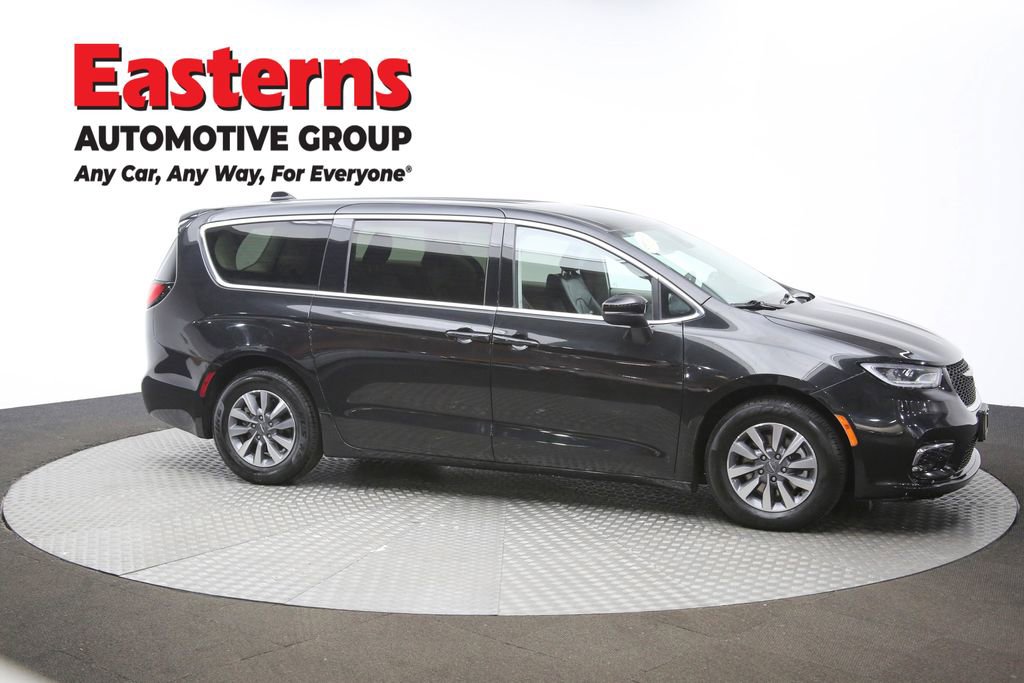 Used 2023 Chrysler Pacifica Touring-L image 44