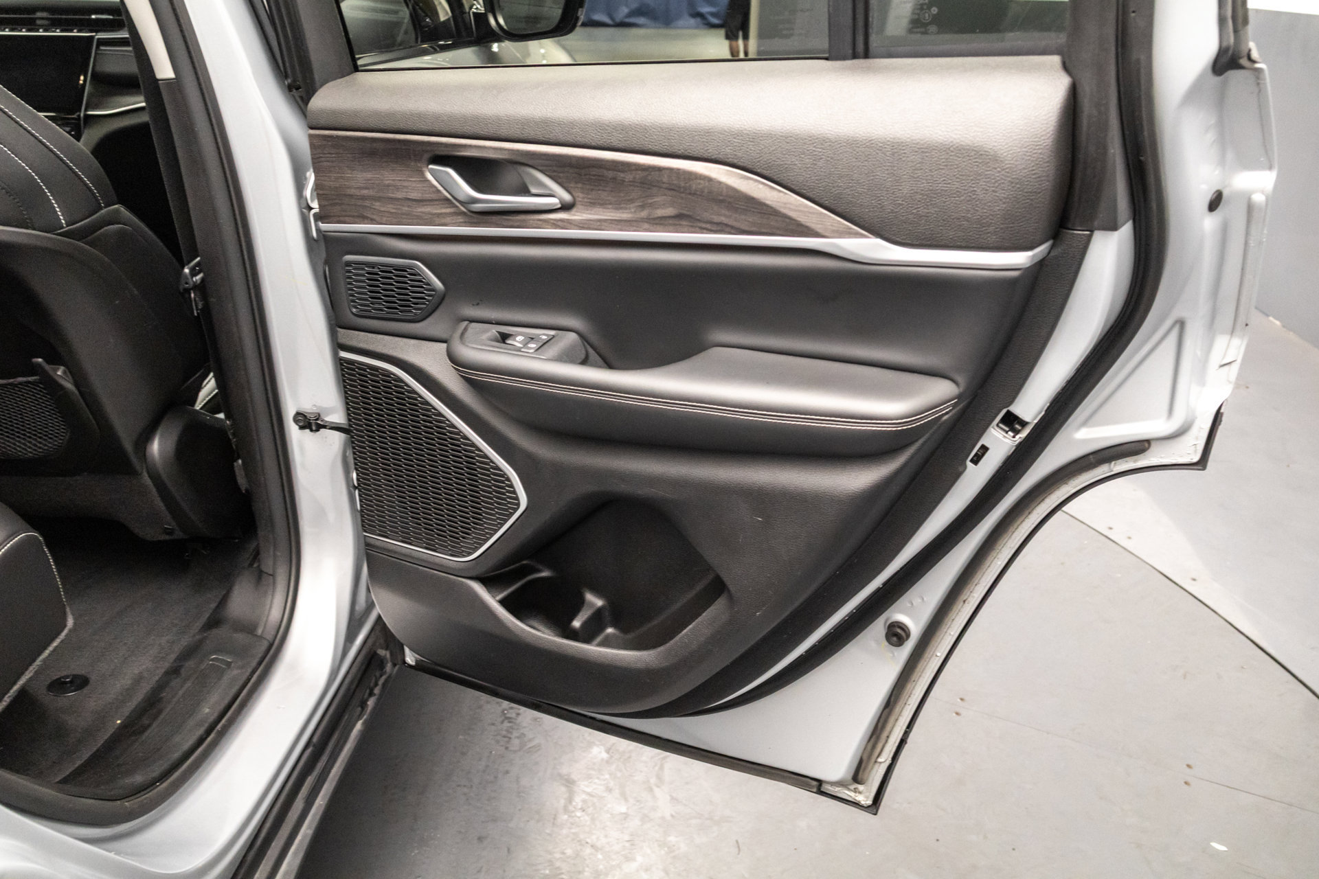Used 2023 Jeep Grand Cherokee 4WD 4xe image 37