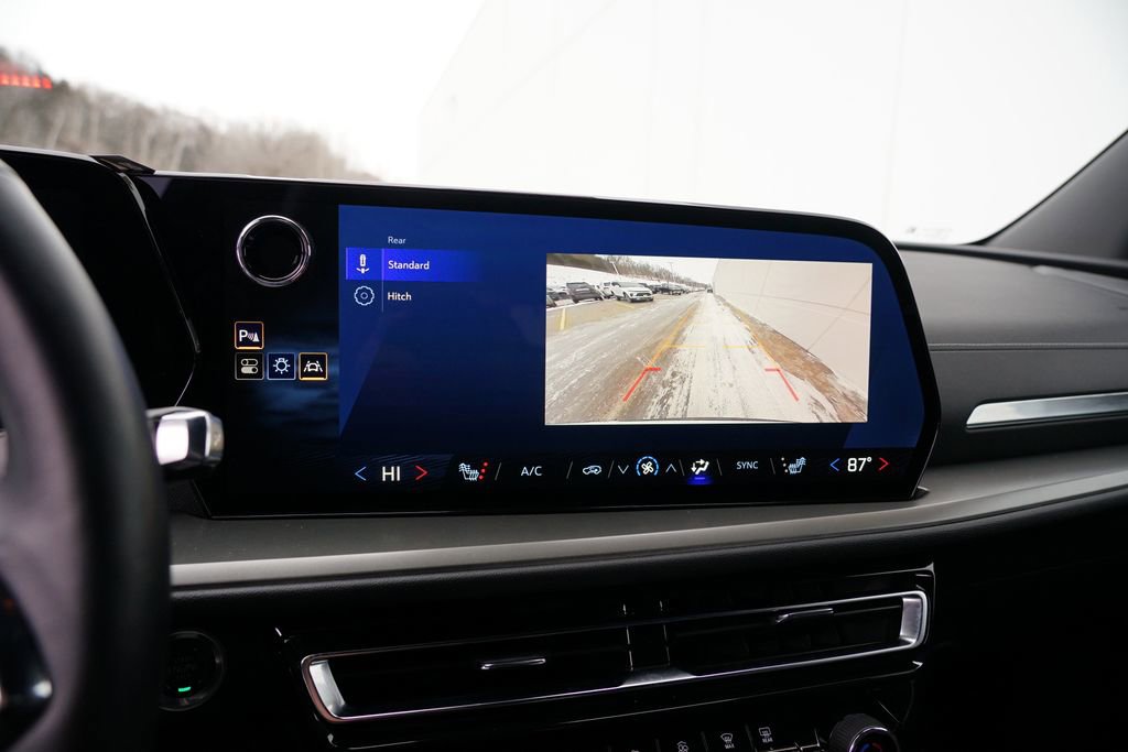 Used 2025 Chevrolet Traverse LT image 36