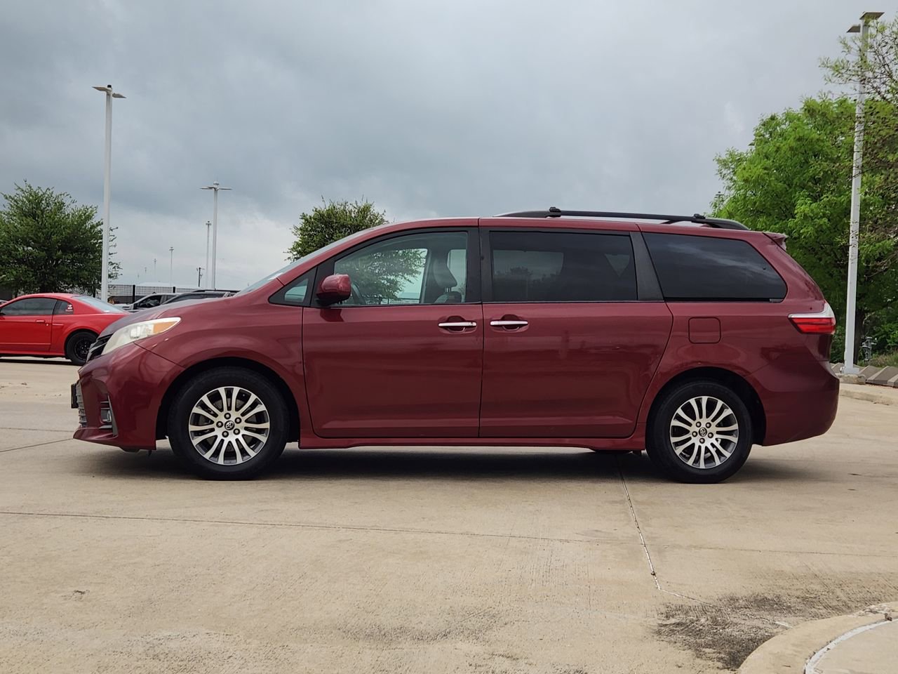 Used 2018 Toyota Sienna XLE image 4