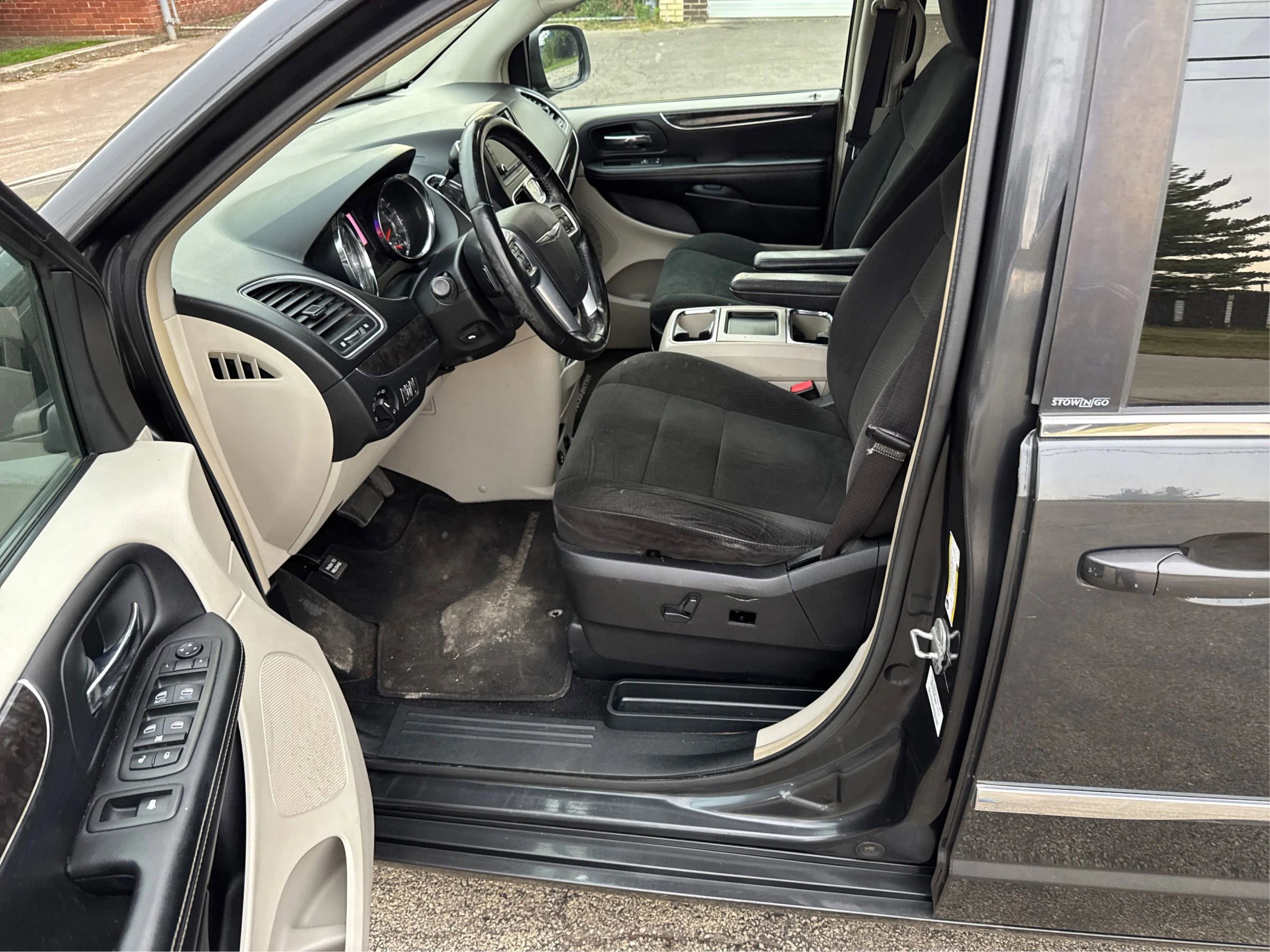 Used 2012 Chrysler Town & Country Touring image 10