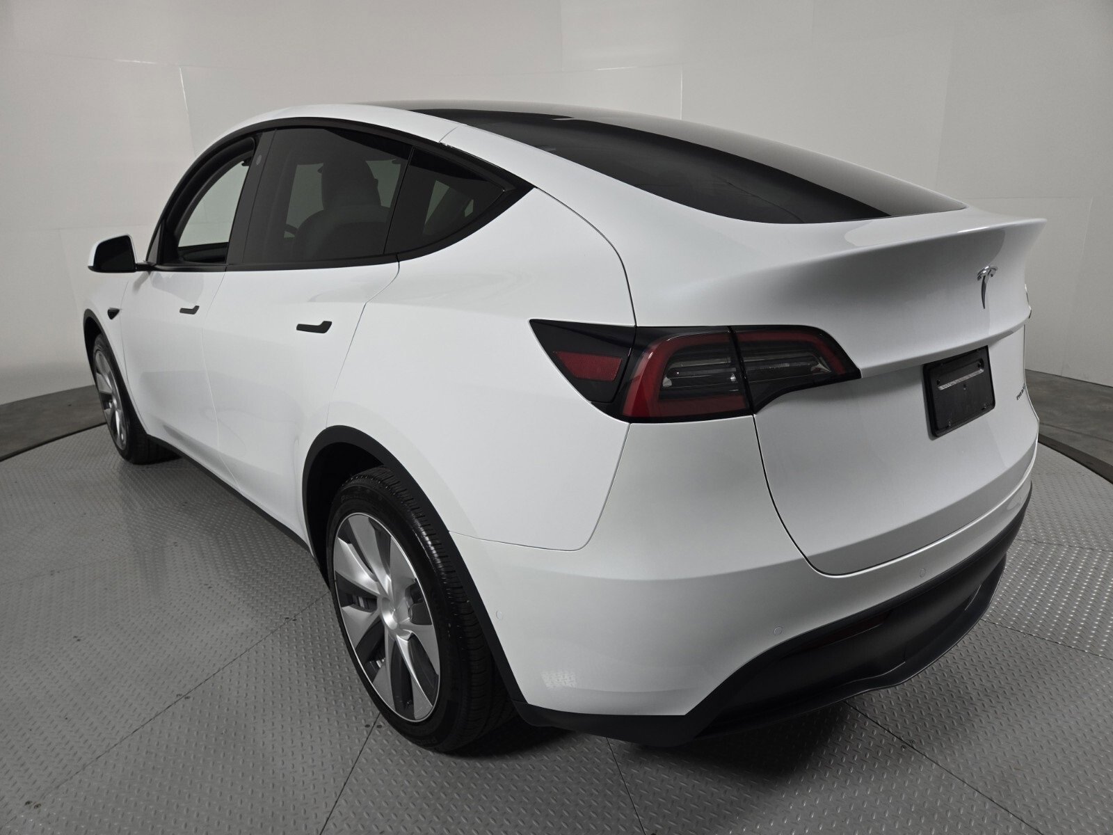 Used 2022 Tesla Model Y Long Range image 16