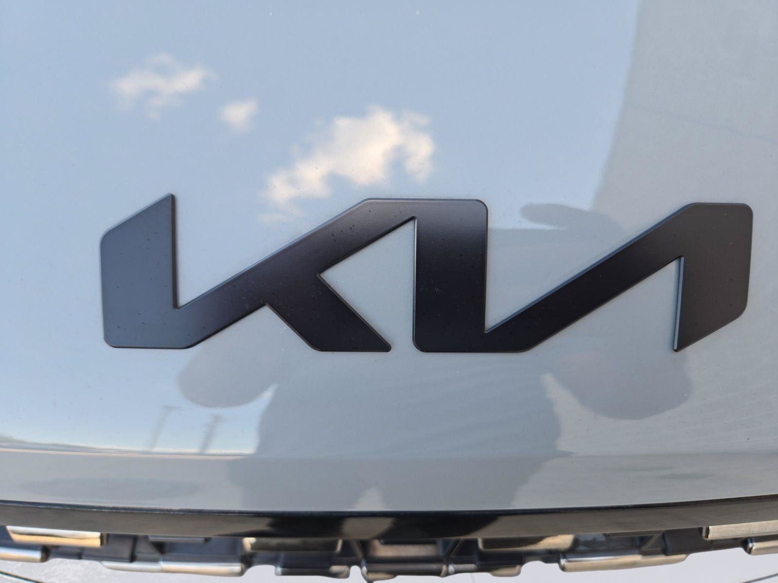 Used 2025 Kia Carnival SX w/ SX Dark Edition Package FWD image 9
