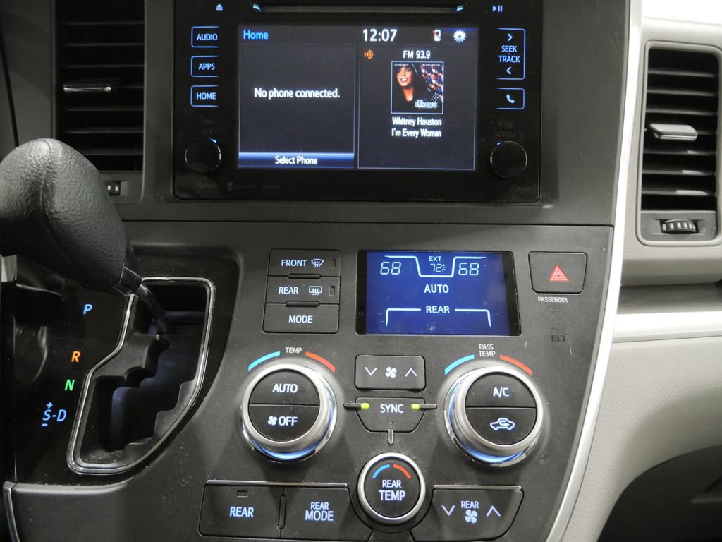 Used 2017 Toyota Sienna LE FWD image 19