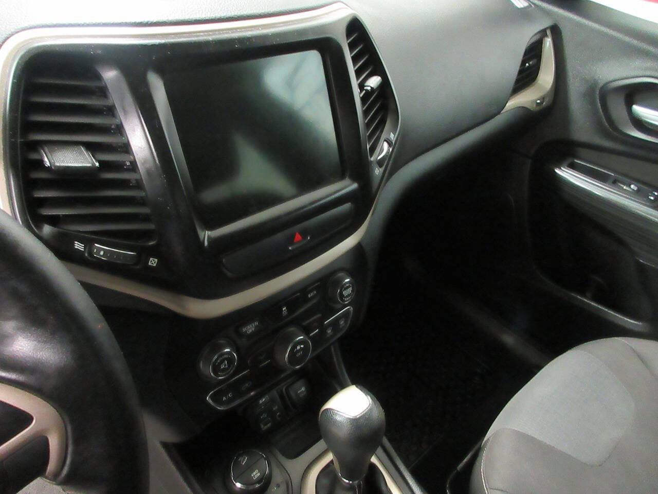 Used 2016 Jeep Cherokee Latitude w/ Cold Weather Group AWD/4WD image 19