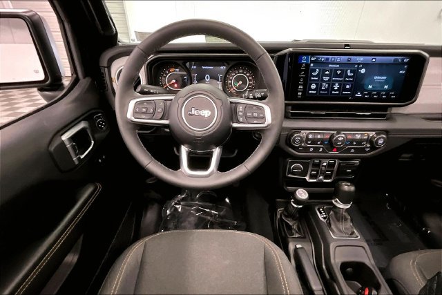 Used 2026 Jeep Wrangler Unlimited Sahara AWD/4WD image 6