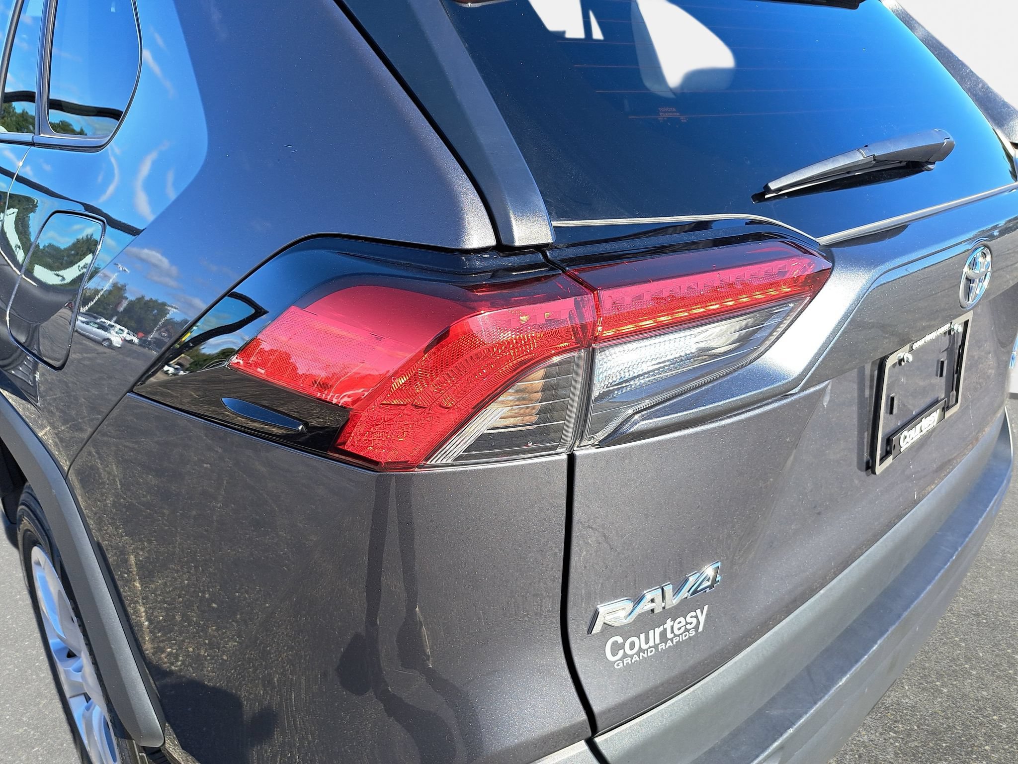 Used 2025 Toyota RAV4 LE AWD/4WD image 33