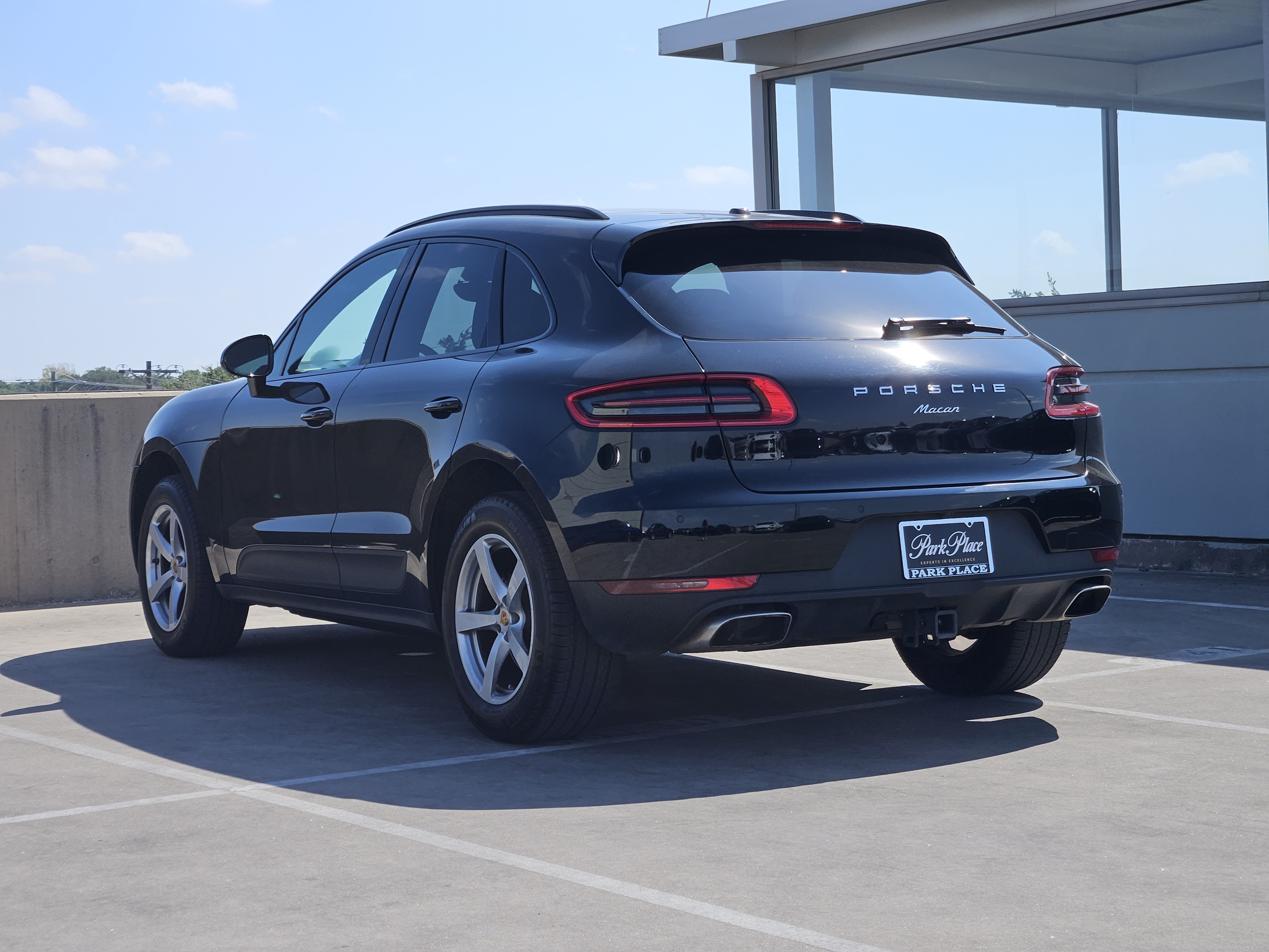 Certified 2017 Porsche Macan AWD/4WD image 3