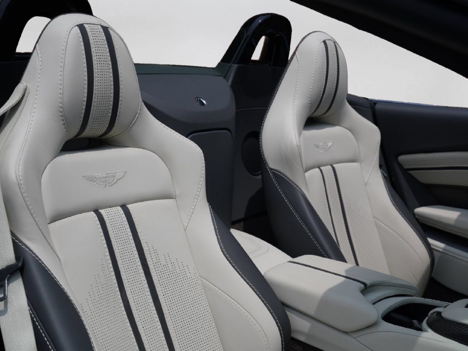 Used 2023 Aston Martin V8 Vantage Roadster RWD image 23