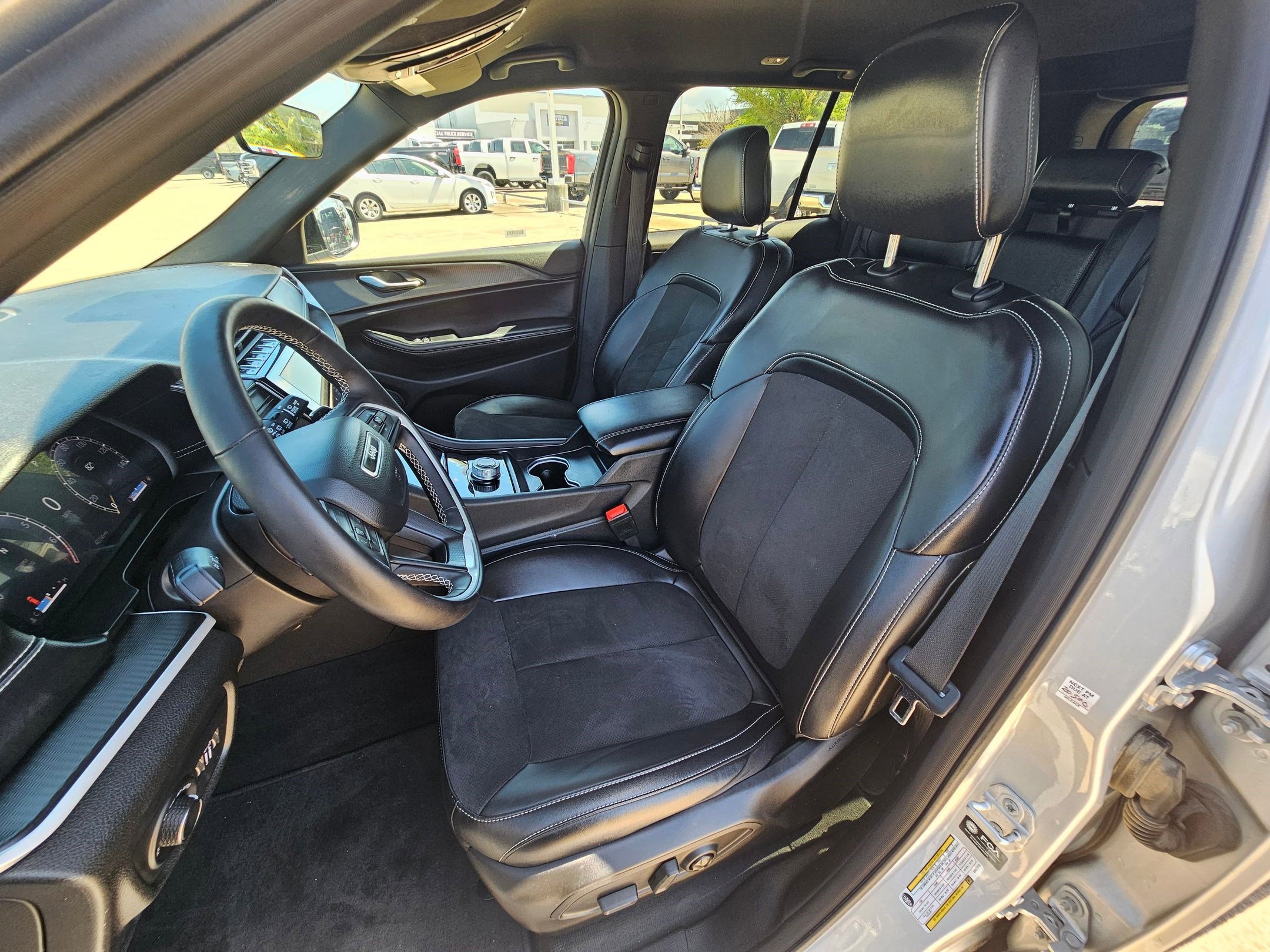 Used 2025 Jeep Grand Cherokee Altitude image 16