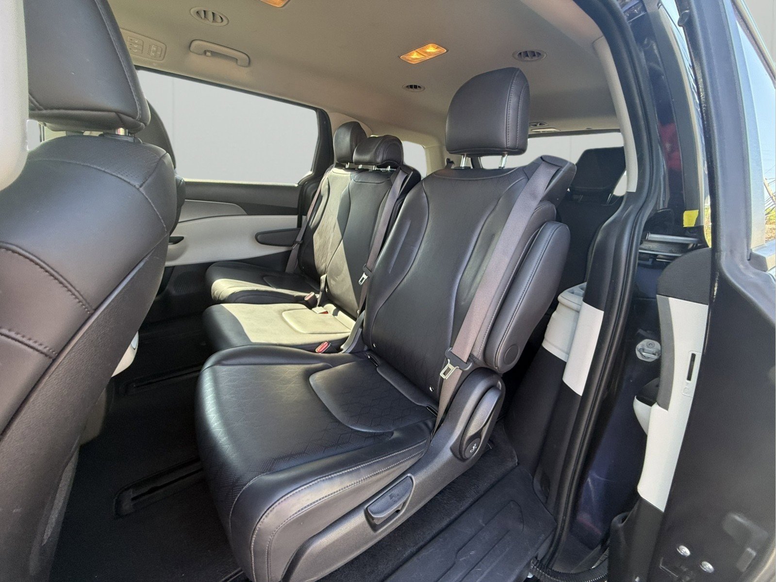 Used 2024 Kia Carnival LX FWD image 24