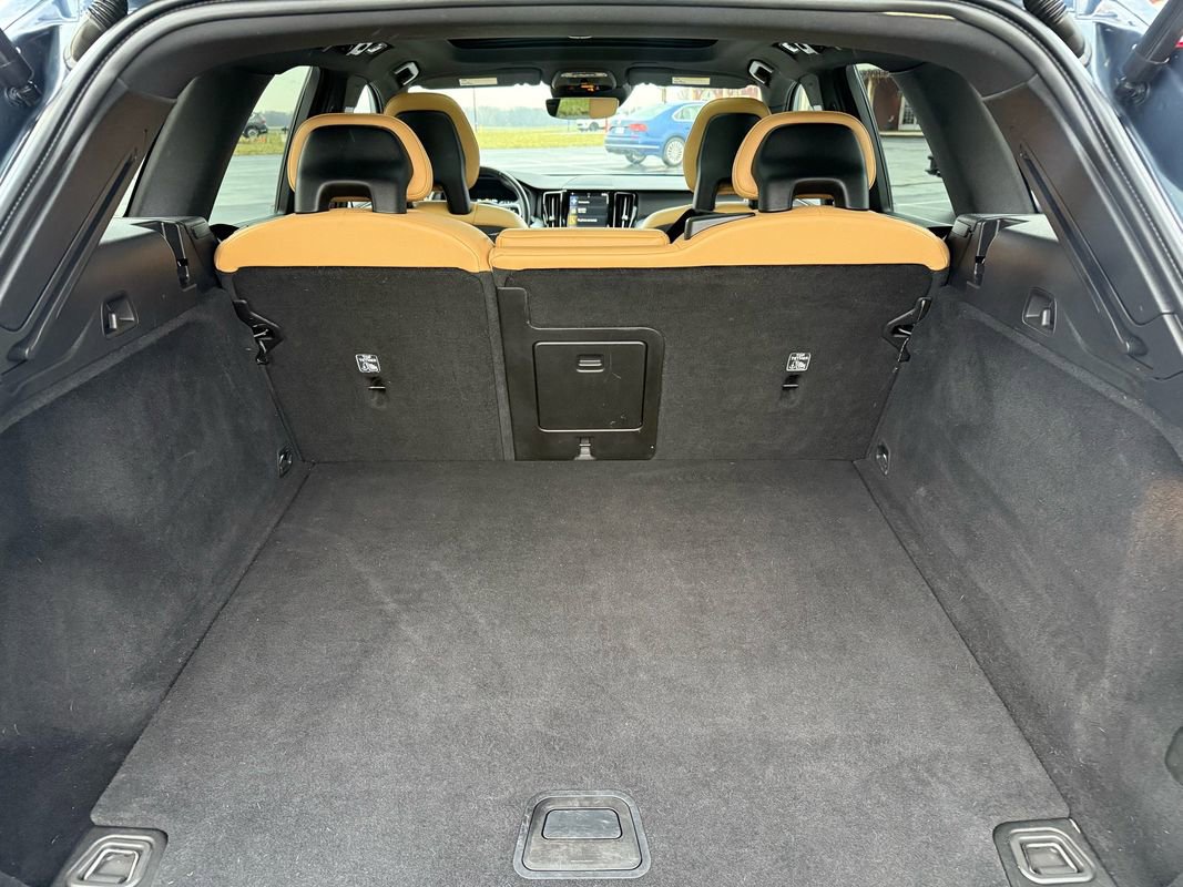 Used 2018 Volvo XC60 T5 Momentum w/ Vision Package image 12