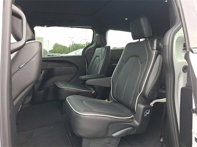 New 2026 Chrysler Pacifica Limited w/ S Appearance Package image 5