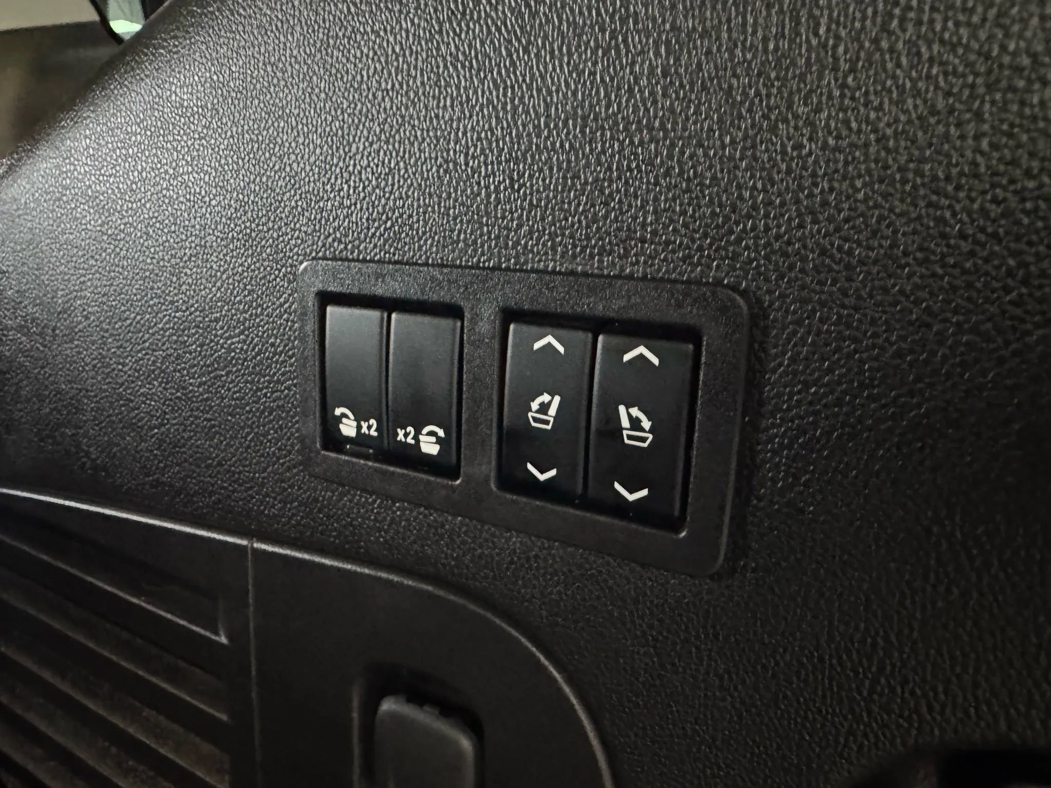 Used 2016 GMC Yukon Denali w/ Enhanced Security Package image 40