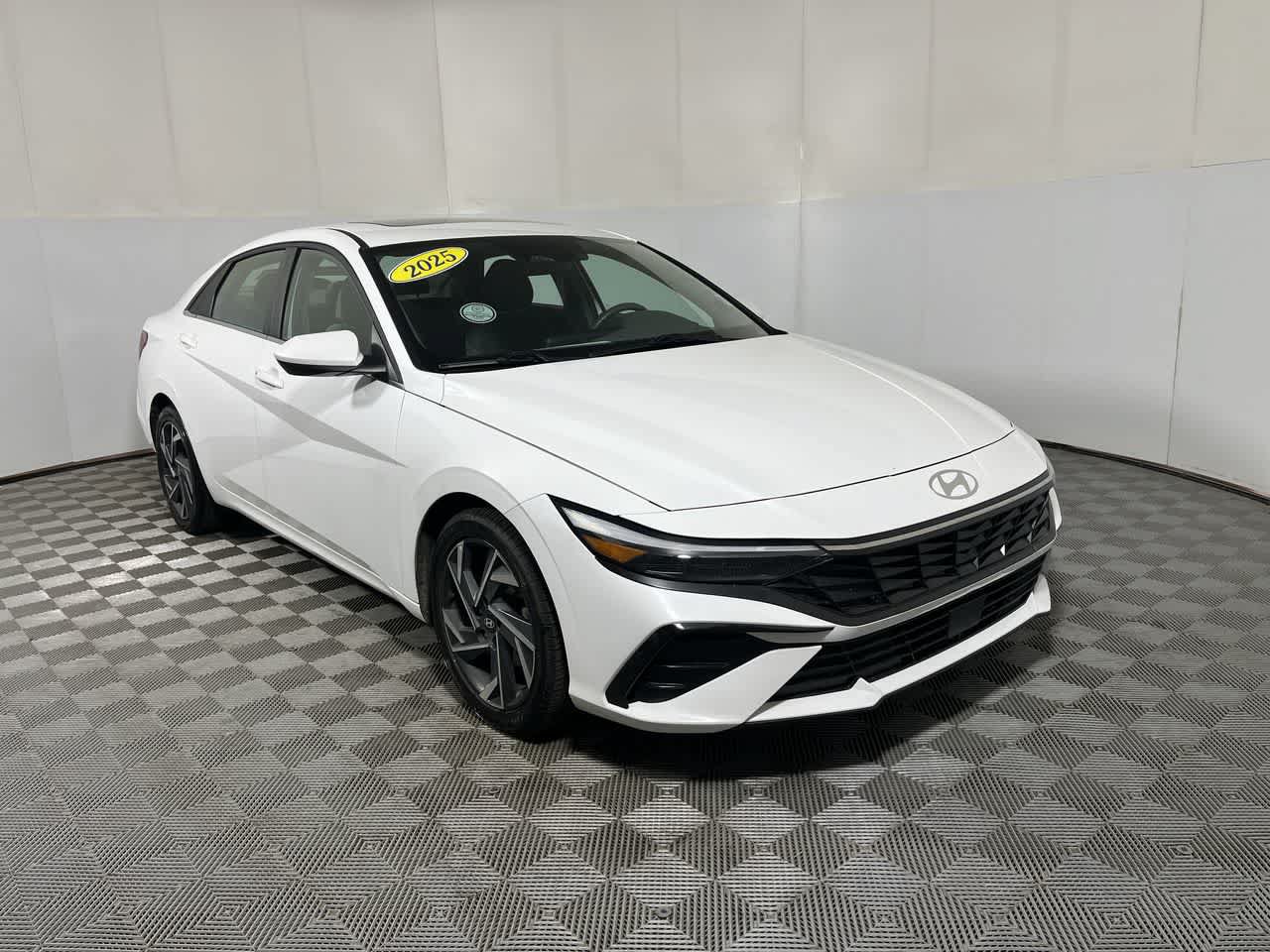 Used 2025 Hyundai Elantra SEL FWD image 2